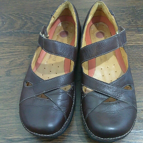 Clarks Shoes - Clarks unstructured Mary Jane brown flats size 6